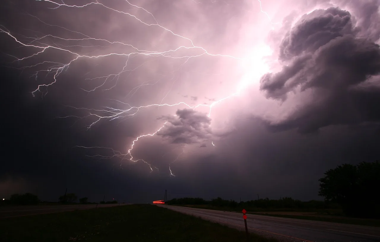 lightning, thunder, lightning storm, storm, energy, power, nature, electricity, strike, light, thunderstorm, danger, bolt, sky, flash, weather, electric, lightning bolt, powerful, cloud, thunderbolt, dark, bright, electrical, night sky, rain, shock, night, charge, flare, storm clouds, dramatic, climate. Tampa hurricane season dispatch compared to inland Florida fleets
